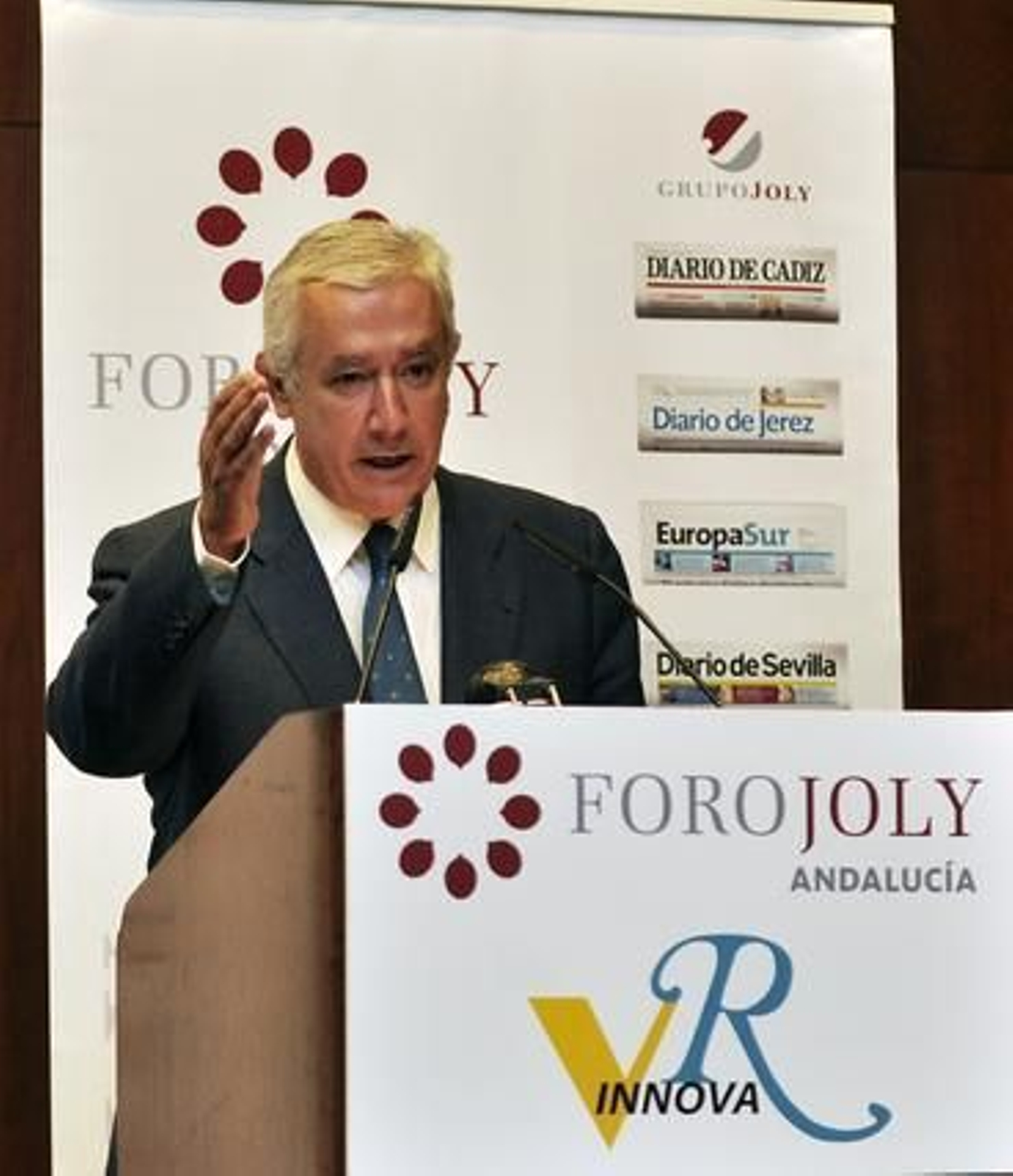 Javier Arenas, presidente del PP de Andalucía, durante la presentación.

Foto: J.C.Vázquez/V.Hidalgo/M.Gómez