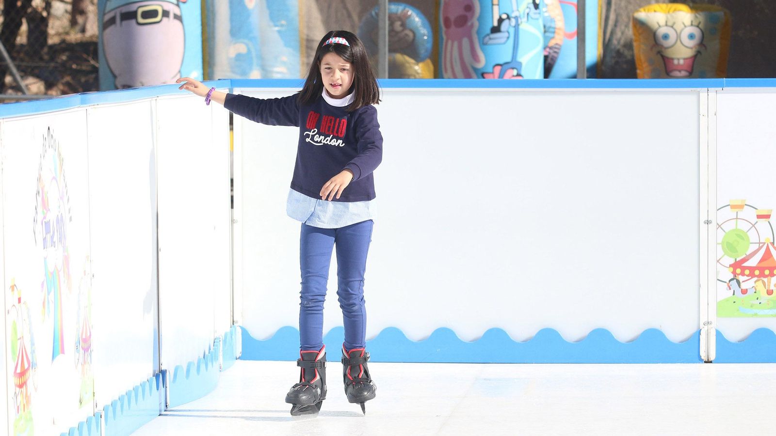 Una niña disfruta de una pista de hielo.