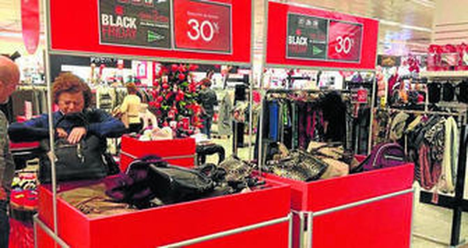 Un almacén de El Corte Inglés en una edición pasada del Black Friday.
