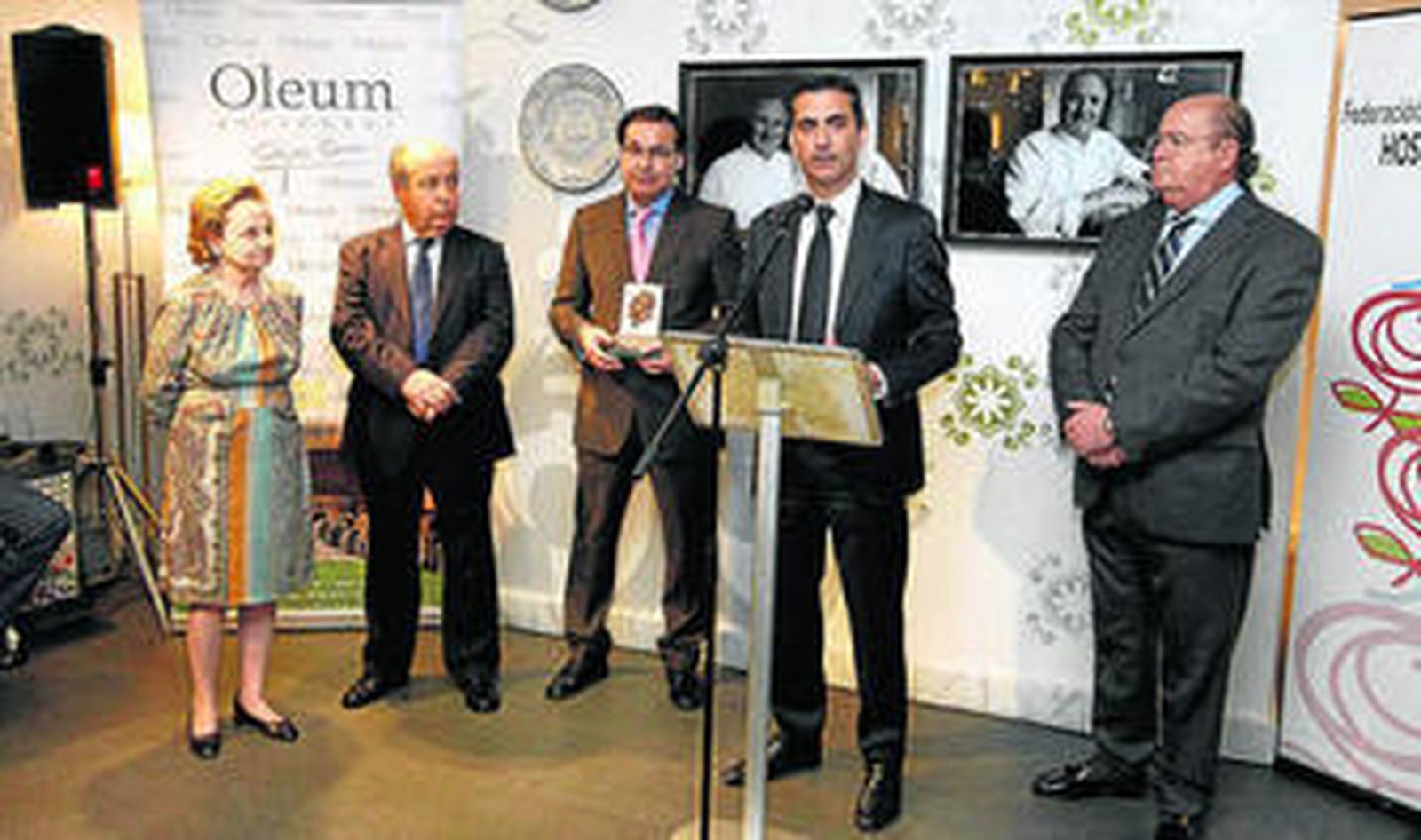 Carlos Navarro recibió ayer el acto de homenaje en el restaurante Oleum.