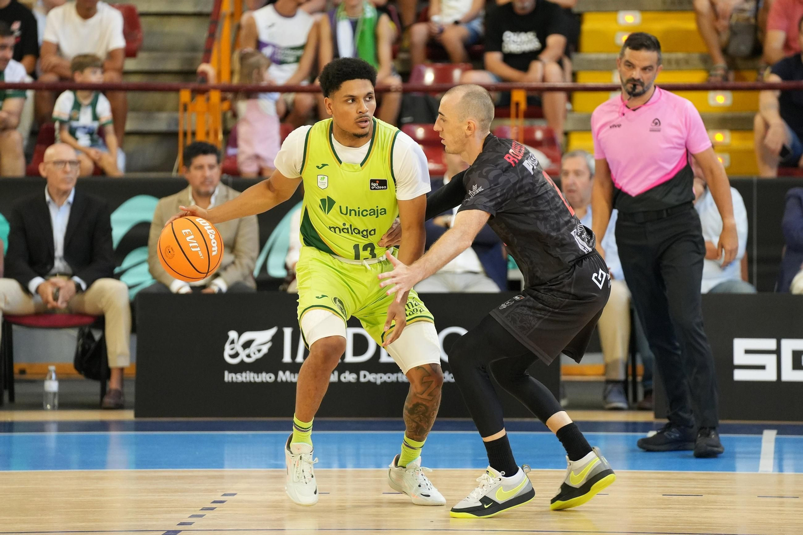 Jonathan Rousselle presiona al jugador de Unicaja Málaga Castañeda.