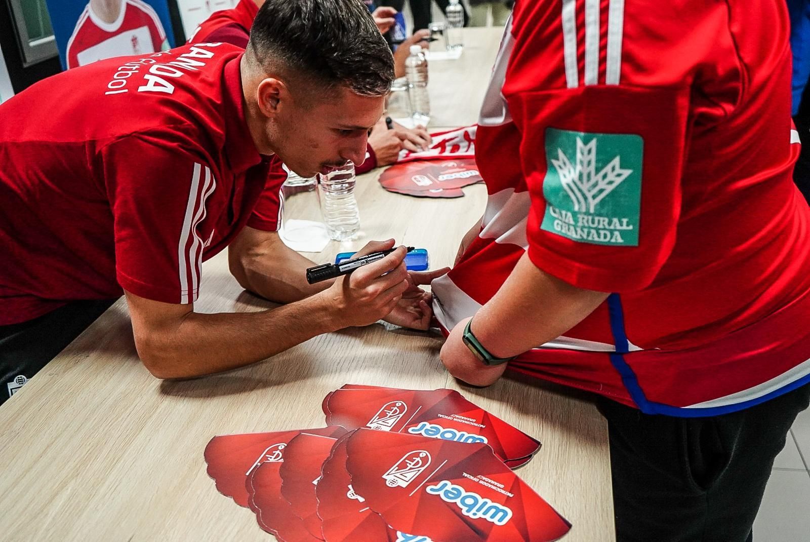 Las mejores imágenes de la firma de autógrafos del Granada CF