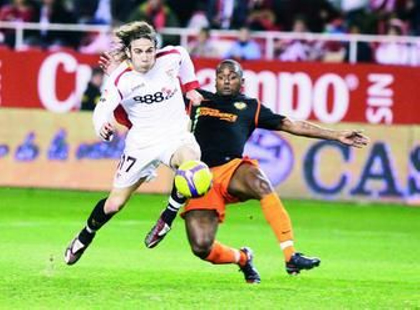 Diego Capel trata de anticiparse a Miguel tras un centro desde la derecha.