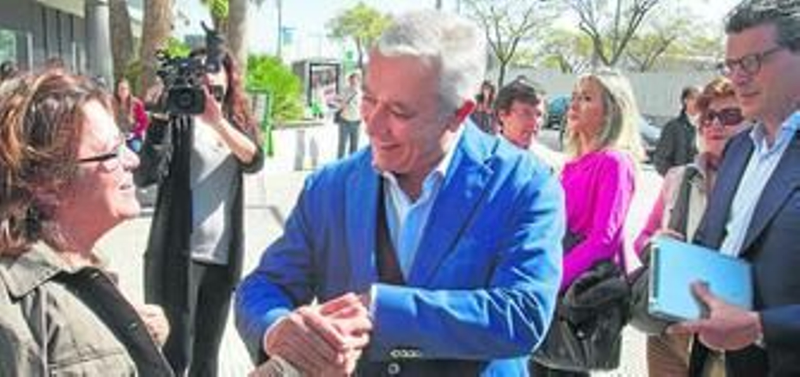 Javier Arenas visita Mairena del Aljarafe (Sevilla), tras participar en un acto público de su partido.
