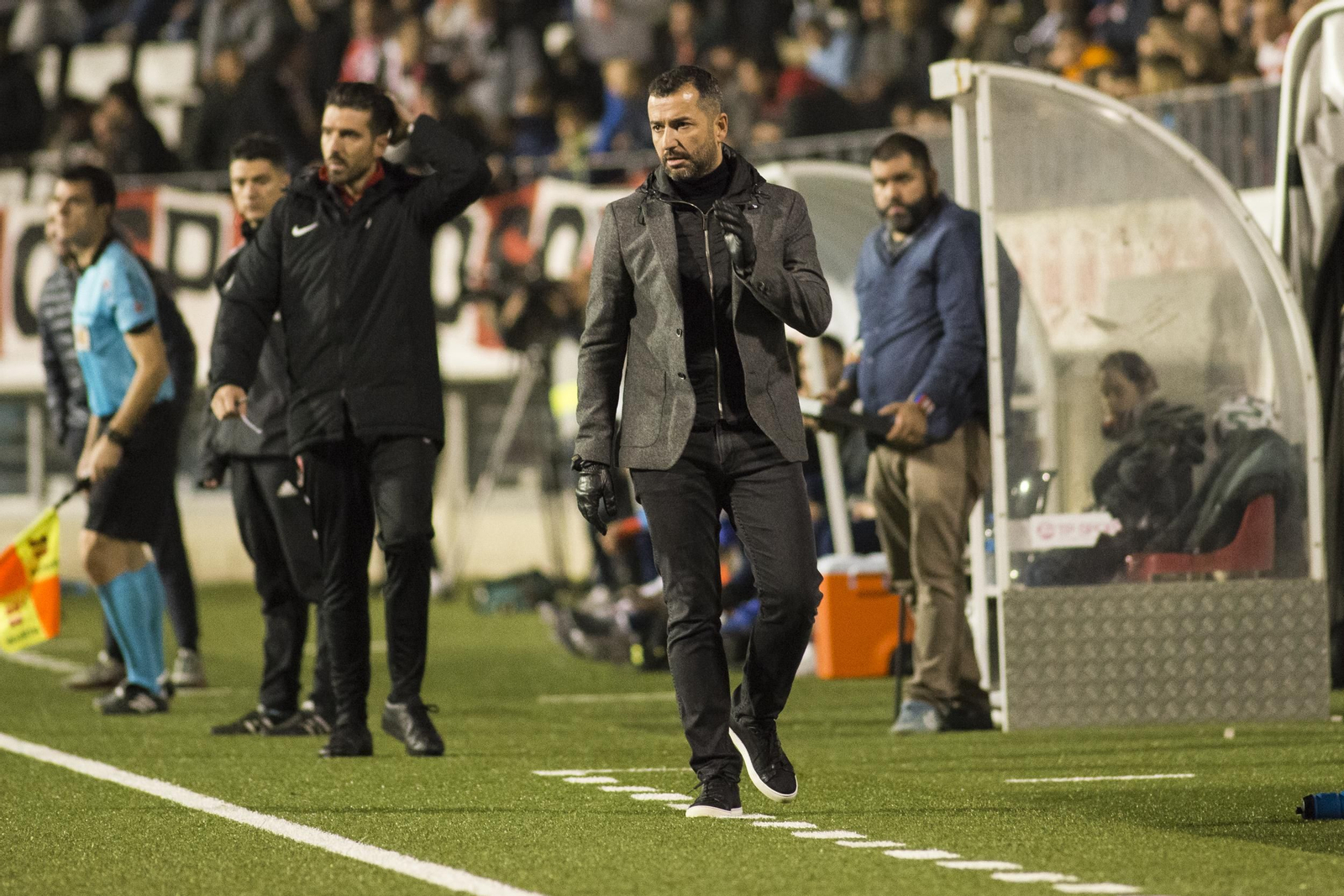 Diego Martínez observa la evolución de sus jugadores en el duelo ante el Hospitalet.