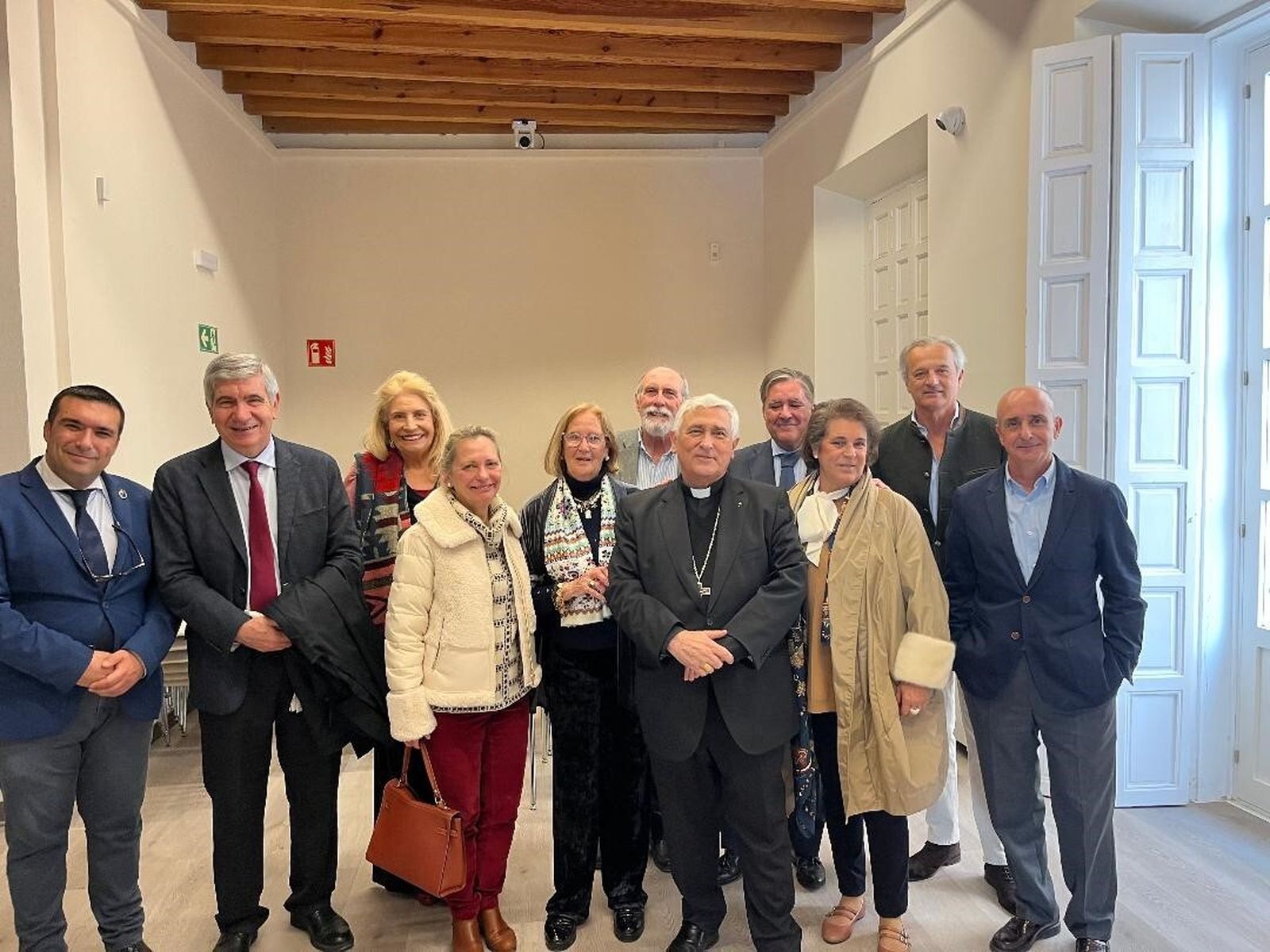 El obispo de Cádiz, Rafael Zornoza, con Francisco Glicerio Conde Mora,  Manuel Bustos, Josefa Díaz, Felicidad Rodríguez, Teresa Sahagún, Paco Pavón, Manuel Estrella, Marta Dodero, Federico Ruiz y Rodrigo Sánchez Ger.