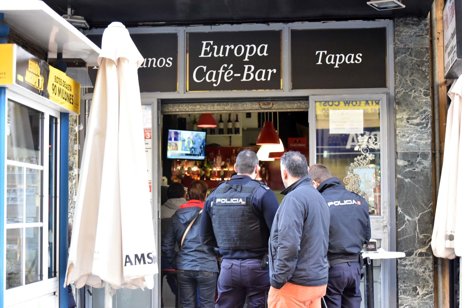 La Policía Nacional, a la puerta del Europa Café-Bar.