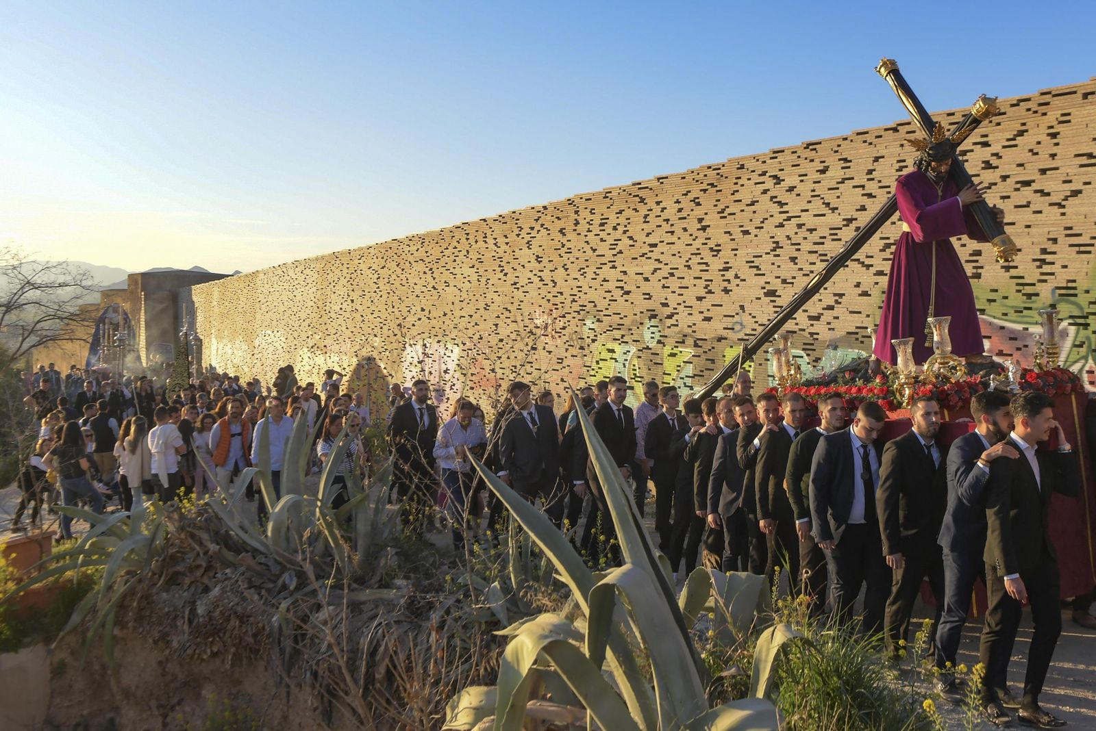 Galería: La Estrella sube en vía crucis al Cerro de San Miguel