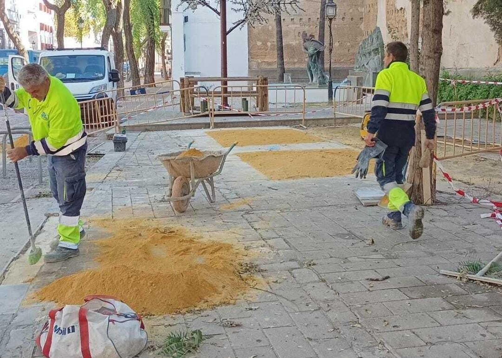 Operarios municipales trabajando en la calle Ancha.