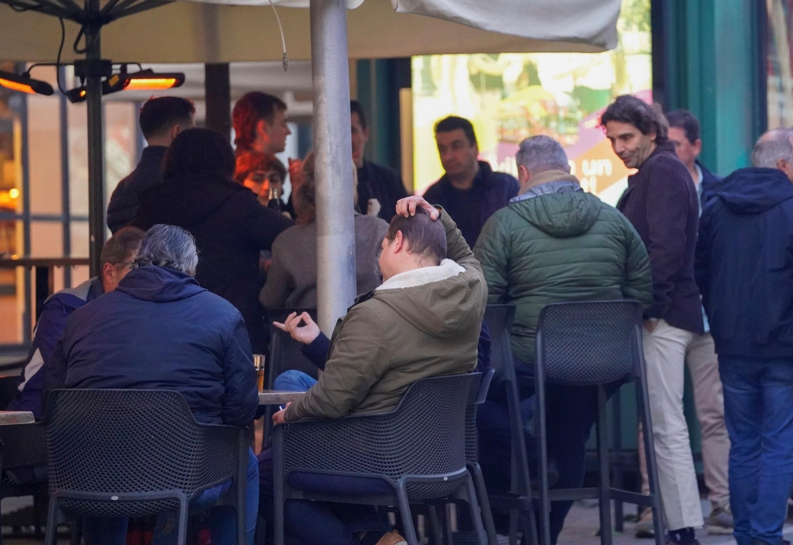 Varias personas en la terraza de un bar en el centro de Sevilla.