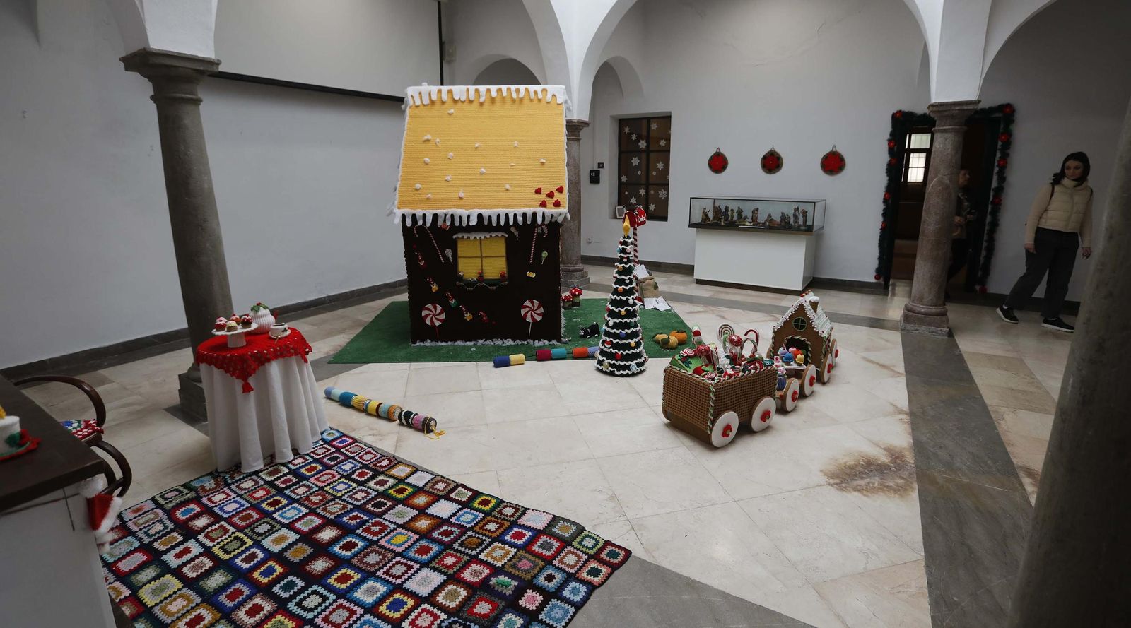 Hilos de Navidad: Las tejedoras de Recrearte llenan el Museo Municipal de Algeciras con las decoraciones en coché