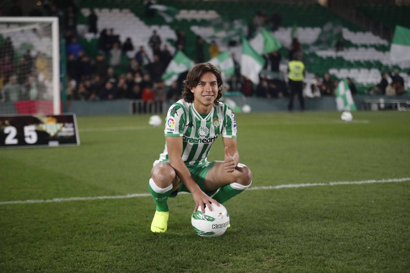 Diego Lainez posa en el césped del Benito Villamarín.