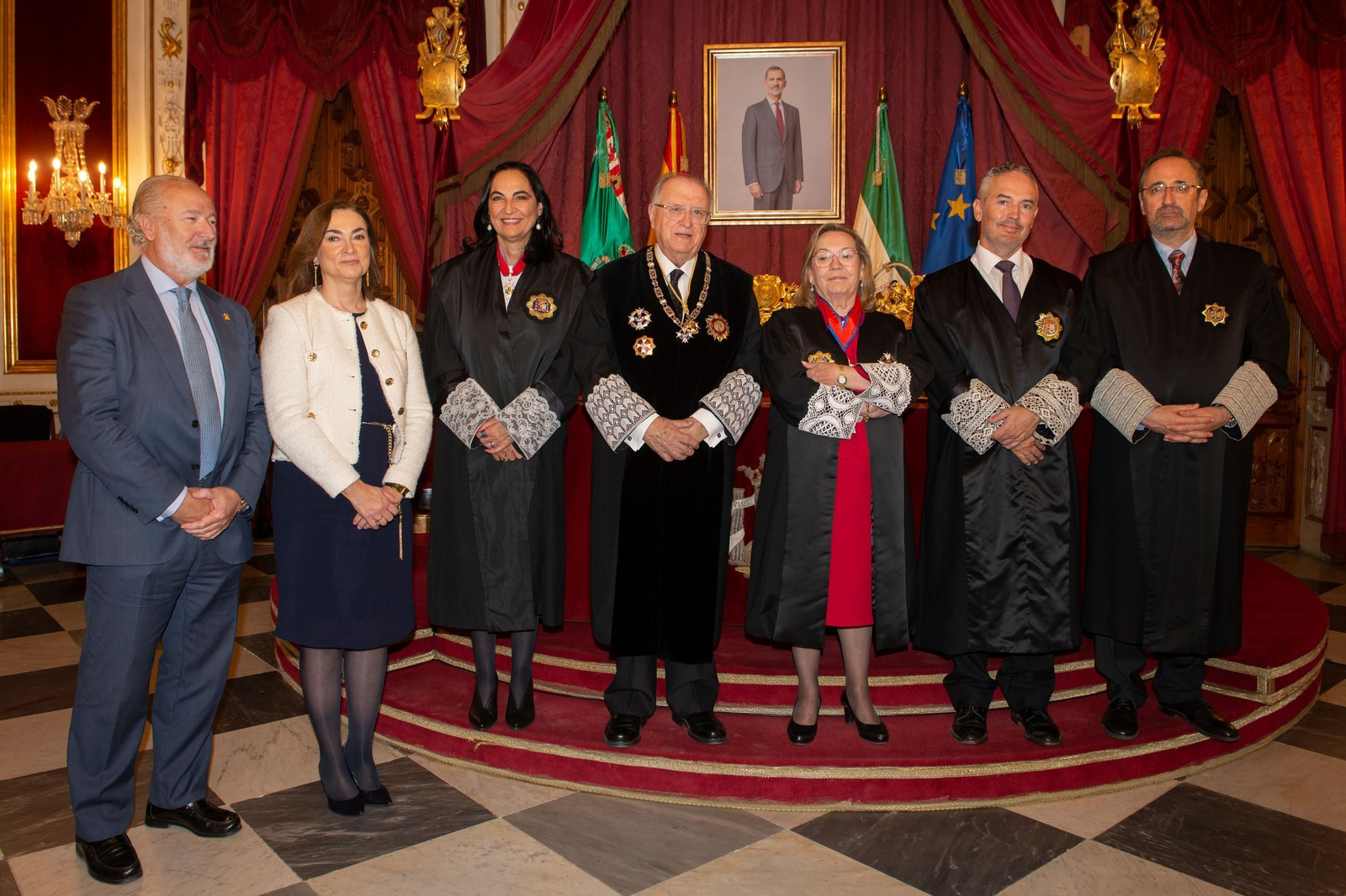 La presidencia del acto y los dos nuevos colegiados eméritos, Beatriz Barranco Montes y José Manuel Gómez Muñoz.