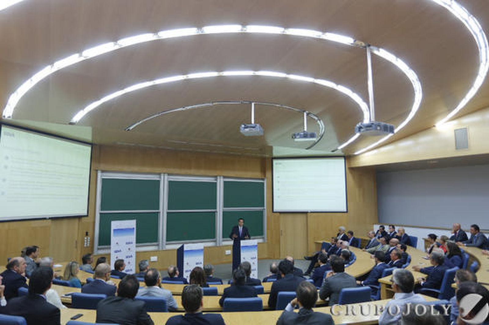 Numerosos empresarios y profesionales andaluces llenaron la sala donde se presentó el informe. / J. Albiñana