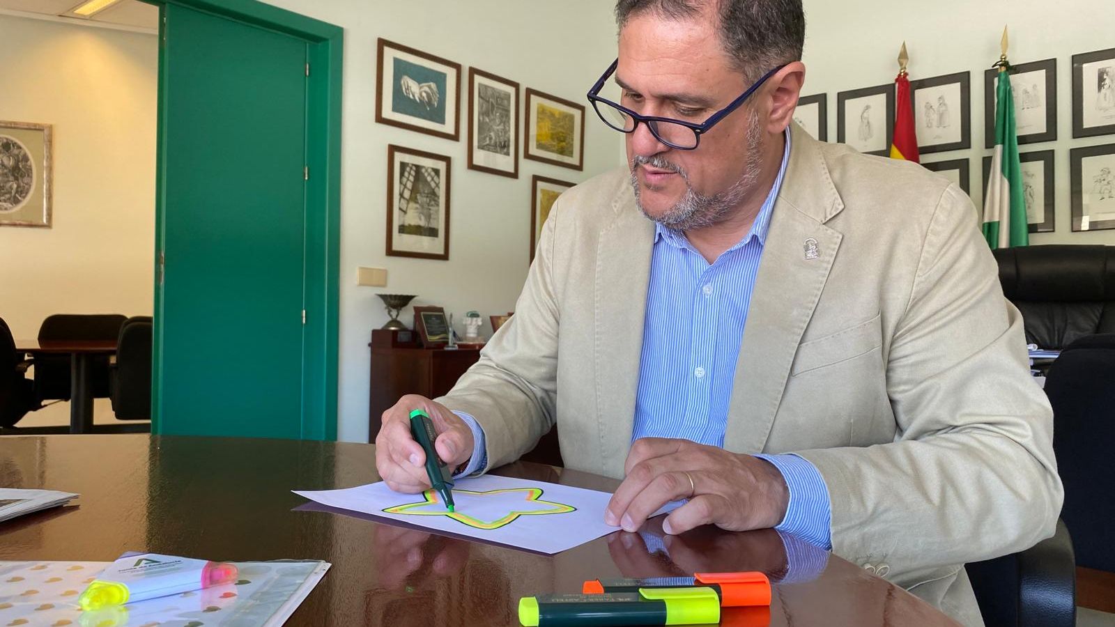 El delegado de Desarrollo Educativo de la Junta de Andalucía colorea y firma su estrella con un mensaje.
