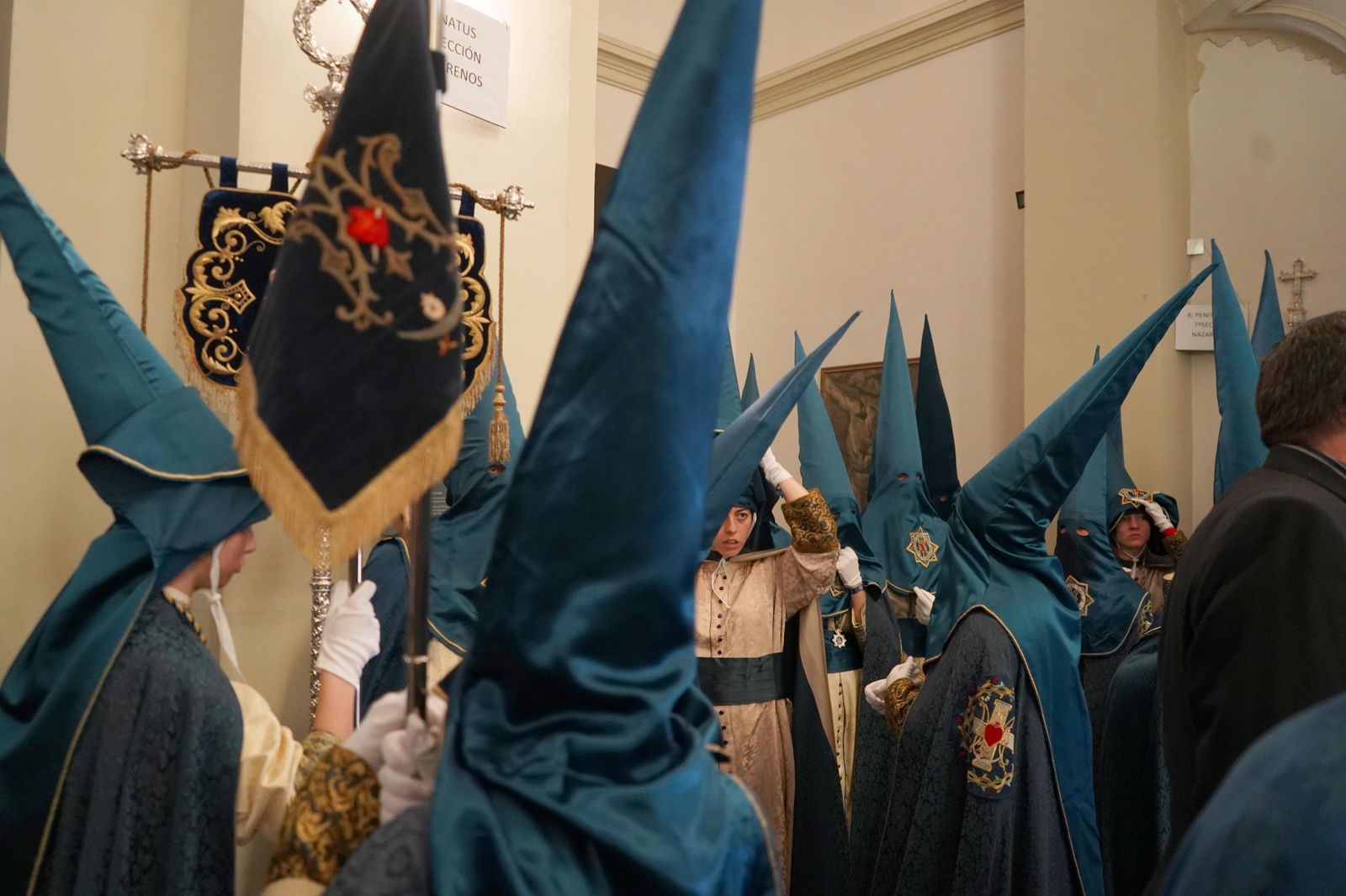 Las fotos de la salida de Santa María de la Alhambra y su bajada a Granada