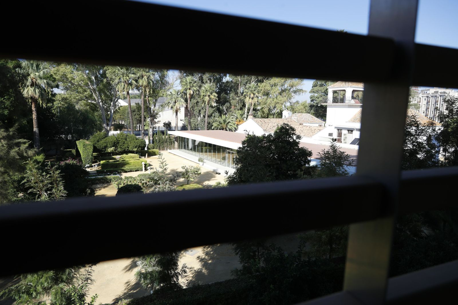 El salón de celebraciones para 400 personas visto desde la cocina de una vivienda de Palmera Parque.