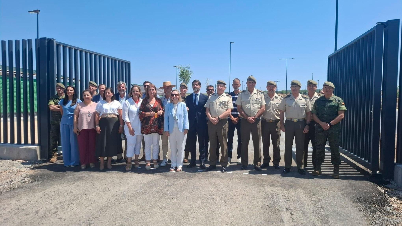 El responsable de Tecnología de Indra Group, Manuel Escalante, junto a la secretaria de Estado de Defensa, María Amparo Valcarce García, en el acceso a la futura Base Logística del Ejército de Tierra en Córdoba.