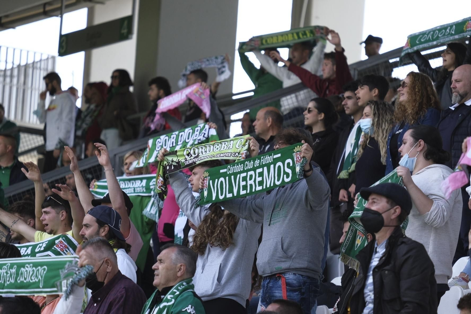 Seguidores cordobesistas en las gradas de El Arcángel.