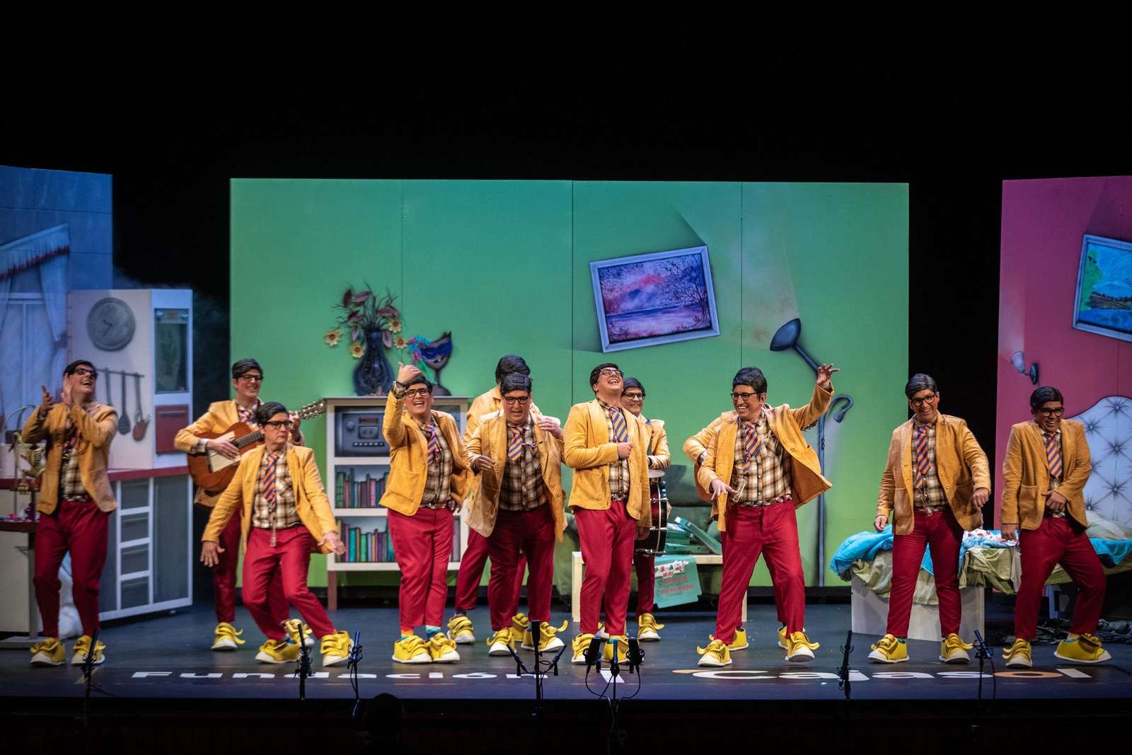 La chirigota 'Los que no valen ni para estar escondidos' durante su actuación