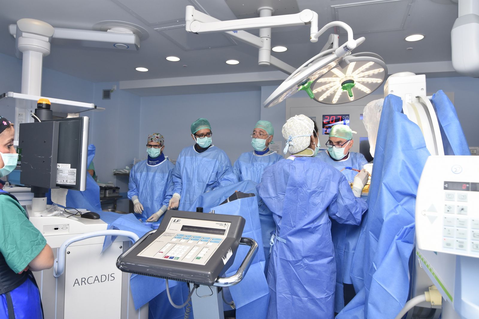 Profesionales del Reina Sofía durante una intervención quirúrgica.