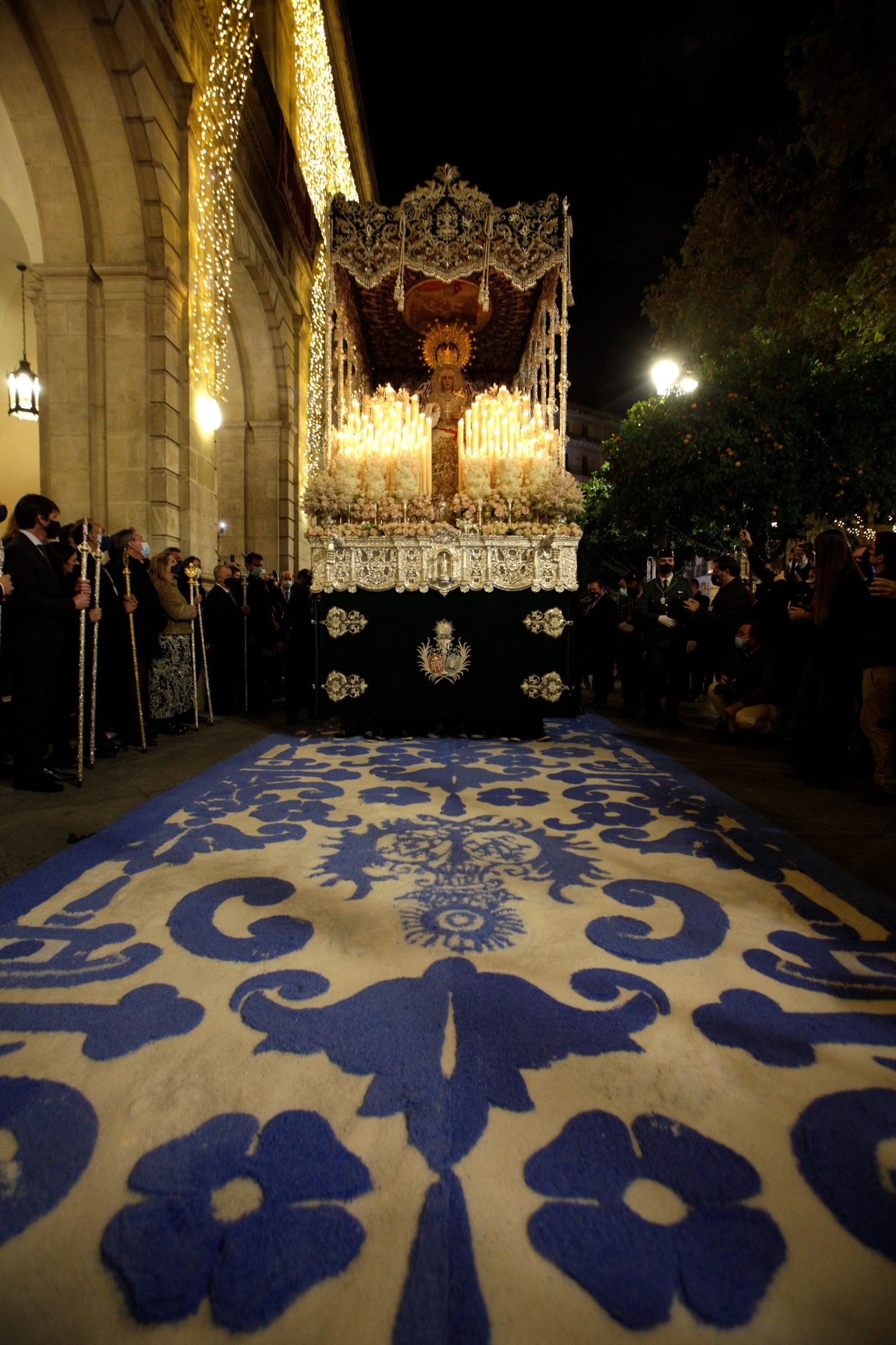 La Candelaria visita el Palacio Arzobispal y el Ayuntamiento de Sevilla