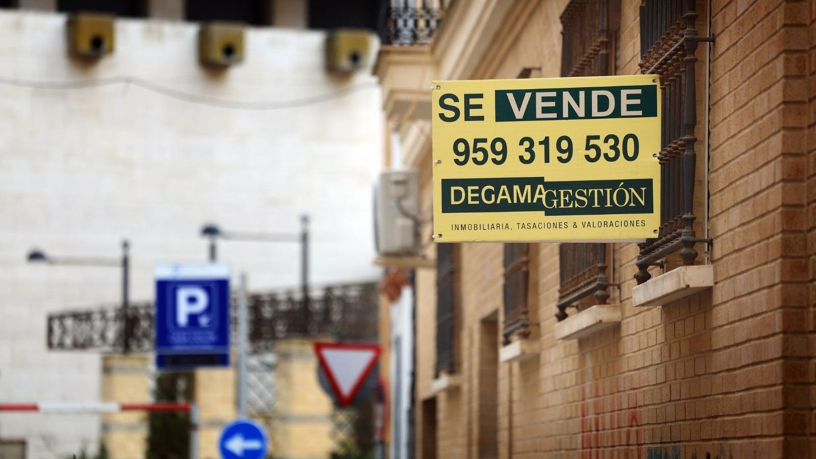 Un cartel de 'Se vende' en una vivienda de Huelva capital.