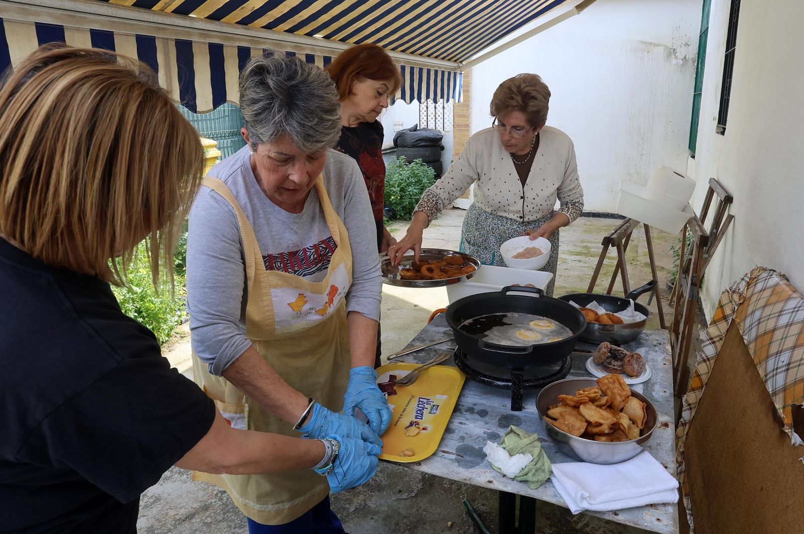 Imágenes de la elaboración de dulces de Cuaresma por los vecinos del Barrio Obrero