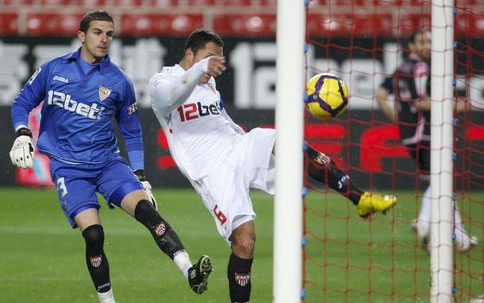 El Sevilla cumple en casa y ya está en las semifinales de la Copa del Rey. / EFE · AFP · Reuters