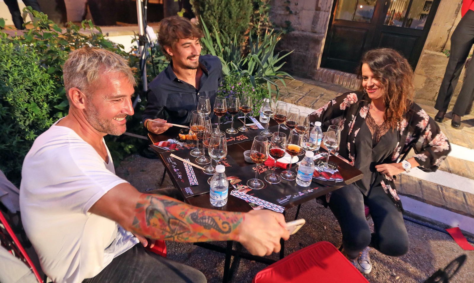 Jóvenes en un maridaje de pizzas con vinos de Jerez, original propuesta de González Byass para la Sherry Week.