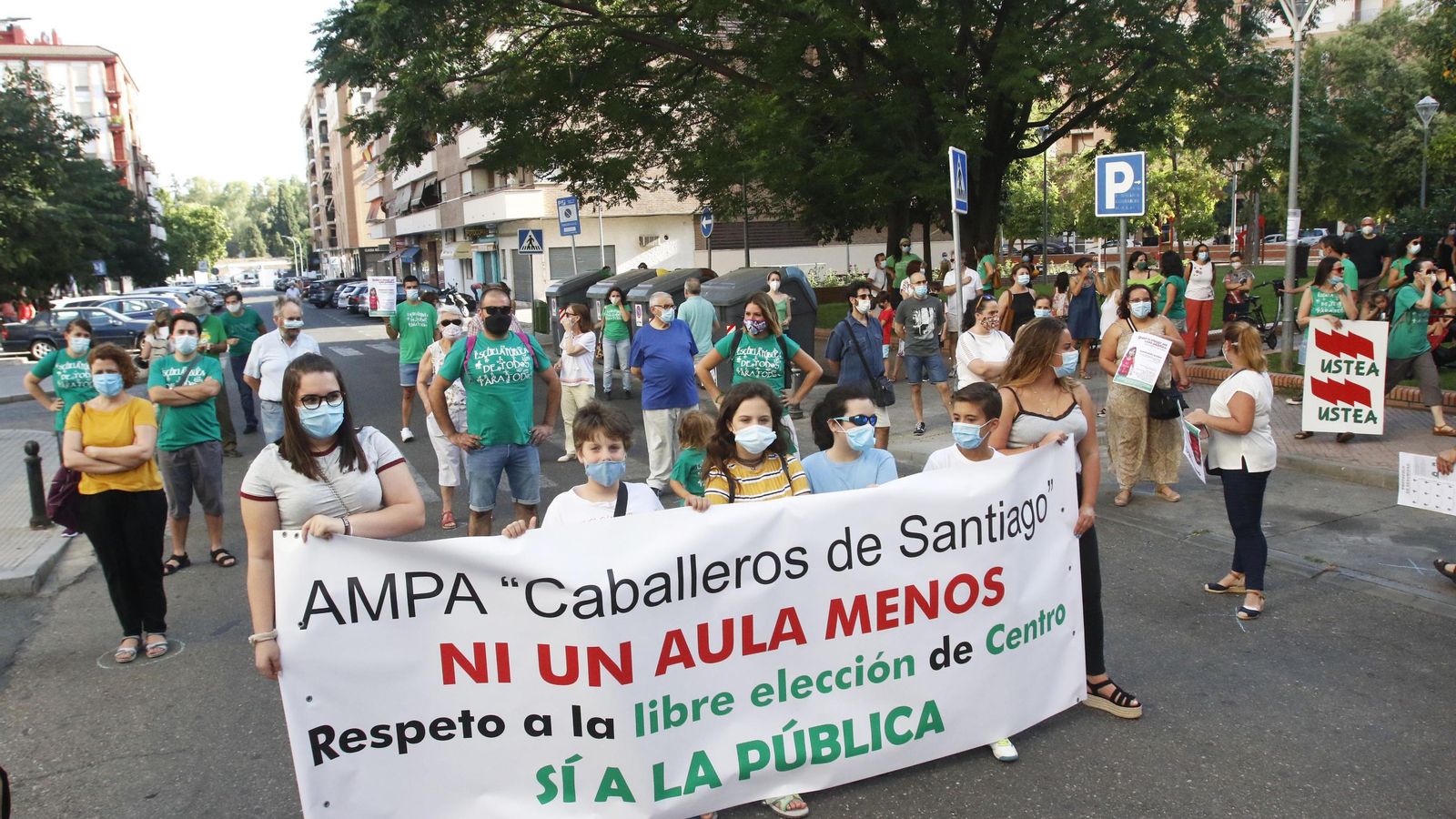 Un momento de la concentración ante Educación