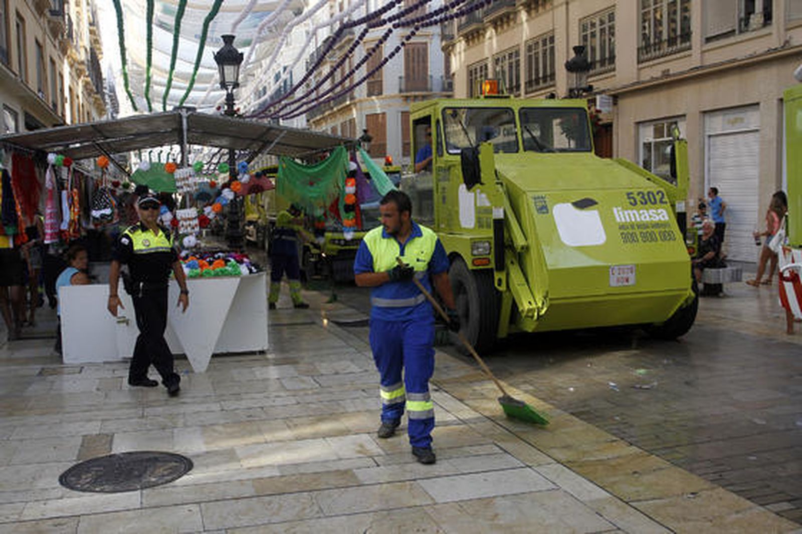 Hora de barrer la fiesta   Foto: Lorena Avilés