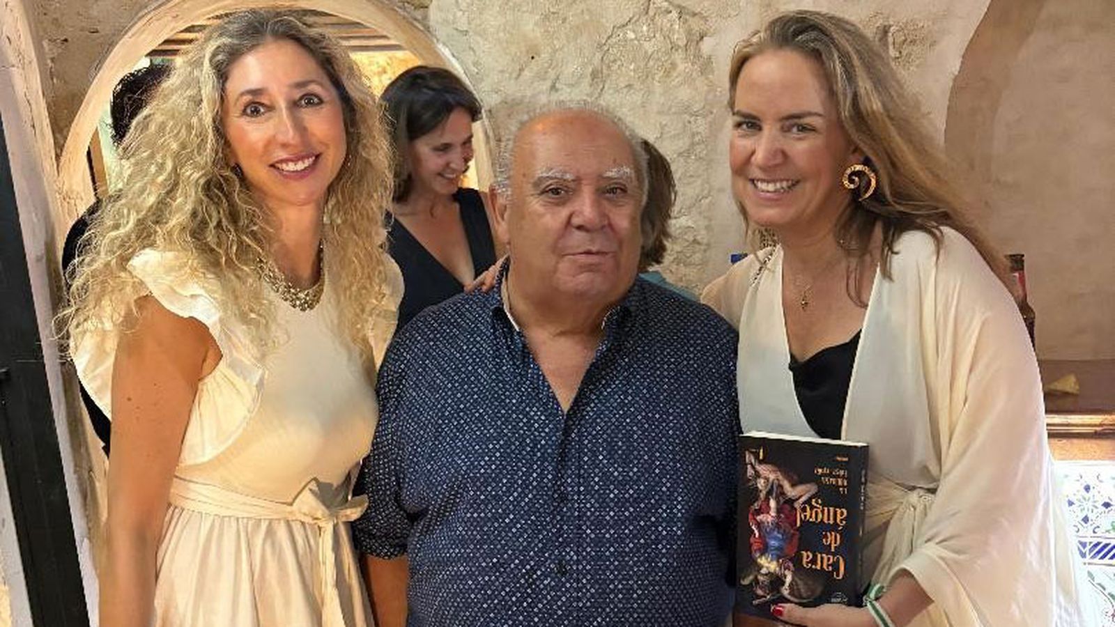 María Jesús Basterra, Camilo González  Selma y Sol Cruz-Guzmán durante el cóctel.