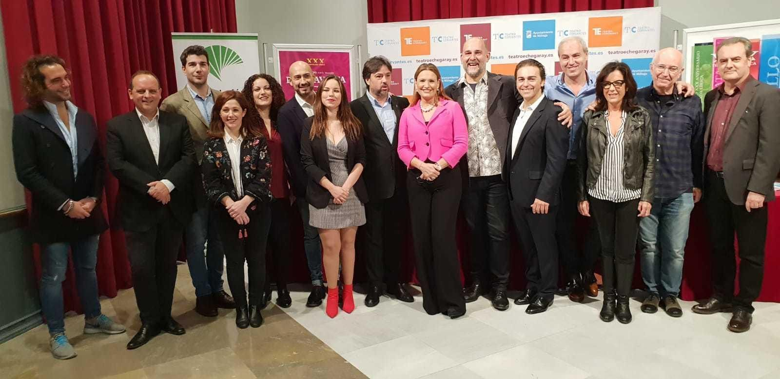 El equipo artístico de 'La Traviata', con Ainhoa Arteta, en el Teatro Cervantes.