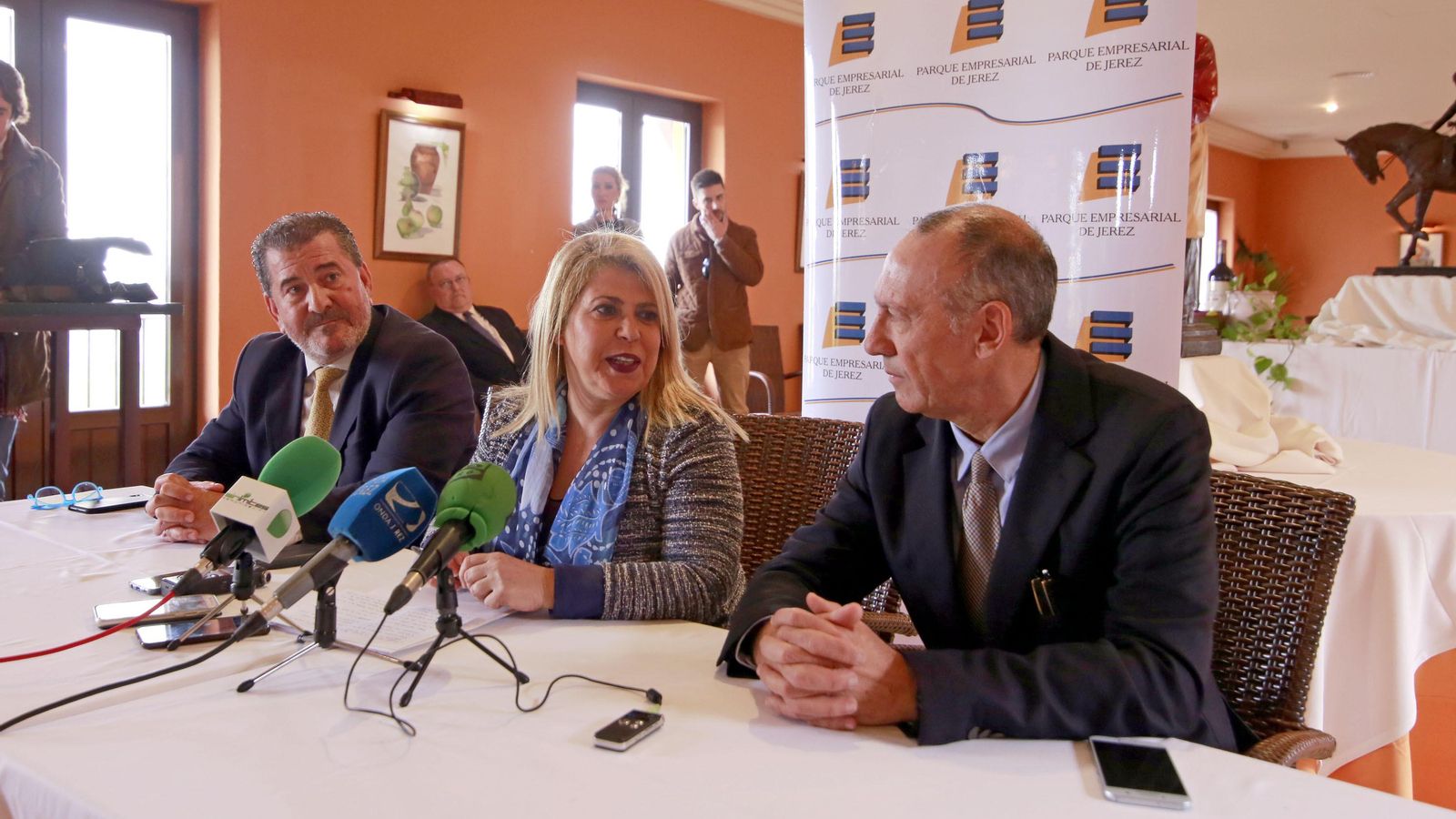 De izquierda a derecha, Nicomedes Ruiz, administrador del Parque Empresarial, Mamen Sánchez y Rafael Corrales, presidente.