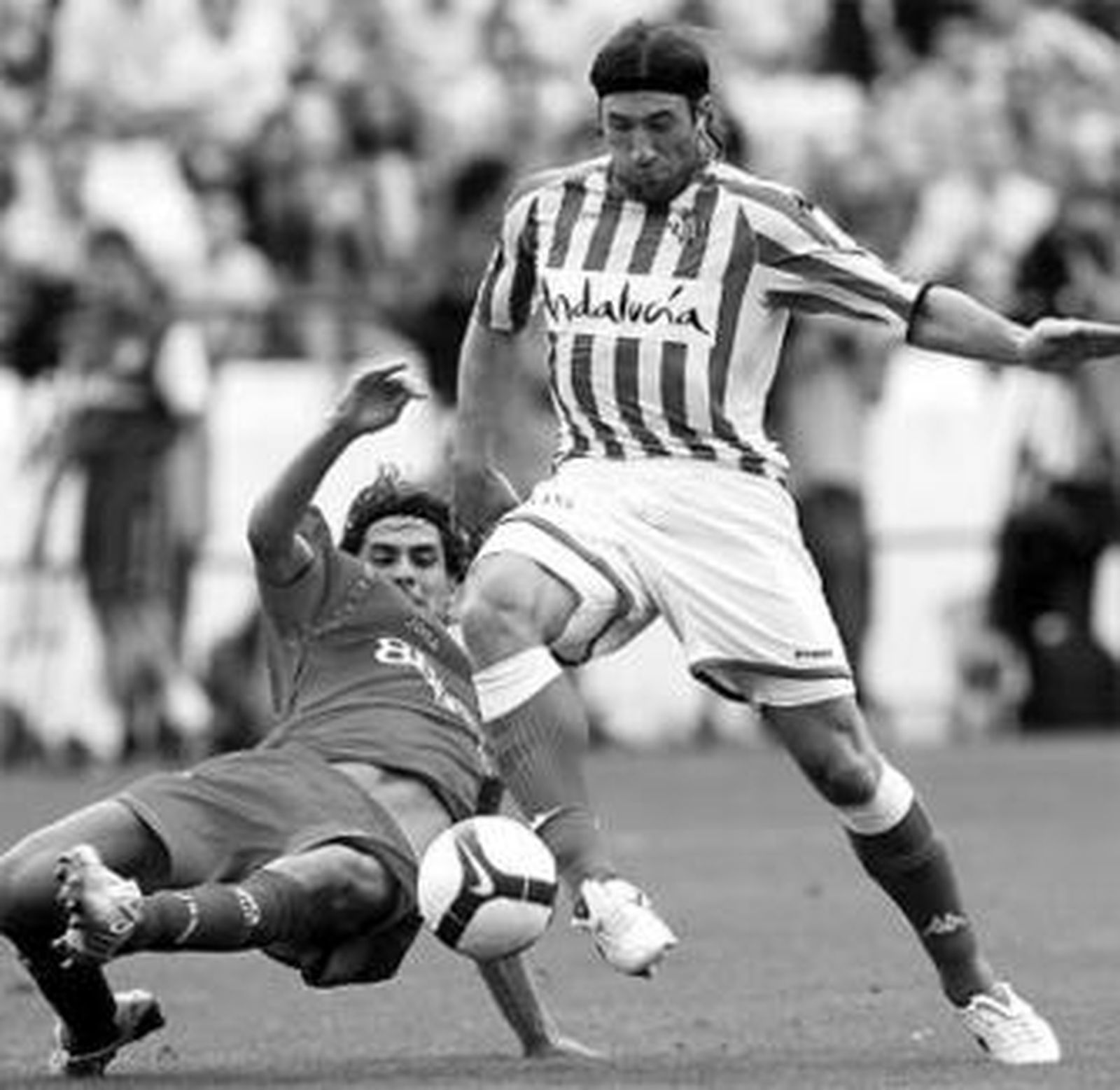 Pavone se marcha del sevillista David Prieto.