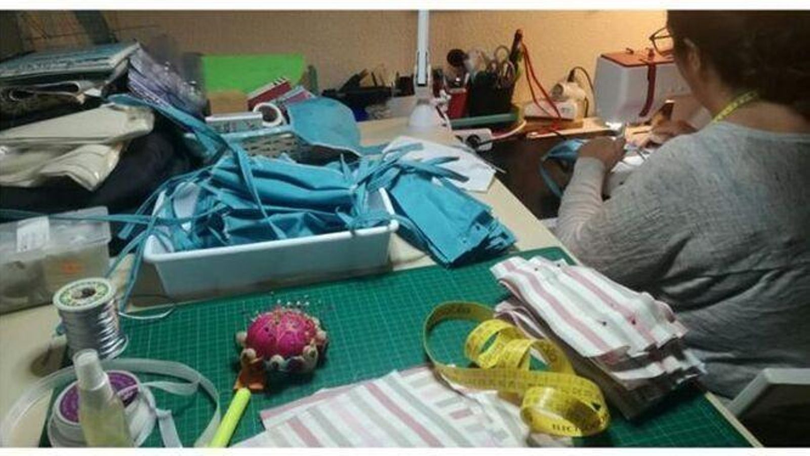 Asociaciones y particulares realizan mascarillas en sus domicilios. Asociaciones y particulares realizan mascarillas en sus domicilios.