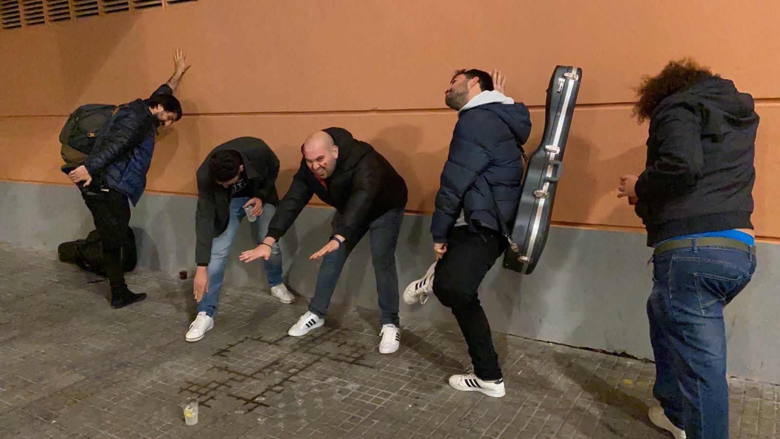 Los componentes, calentando en Capuchinos.