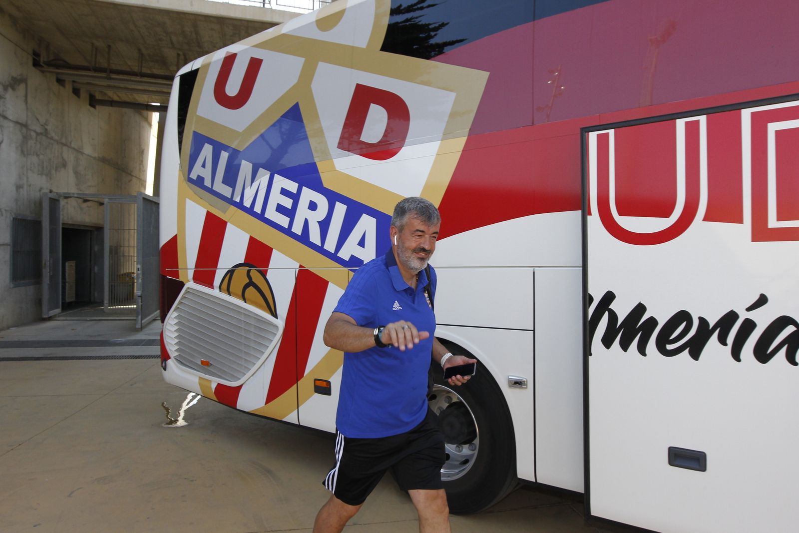 Fotogalería salida jugadores U.D. Almería con destino San Pedro del Pinatar