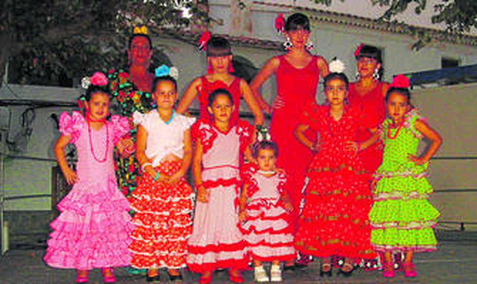 Las alumnas de la escuela municipal de baile actuaron en la tarde de ayer en la placeta.