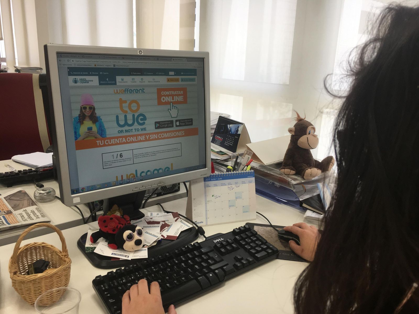 Una usuaria observa las características de 'Wefferent' a través de la web de la entidad almeriense.