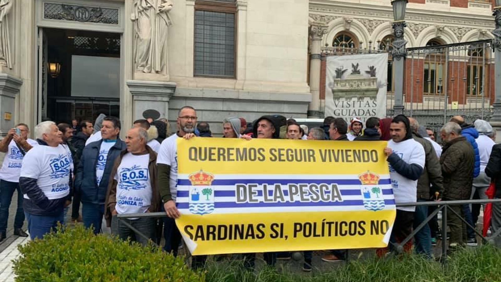 Pescadores en las puertas del Ministerio