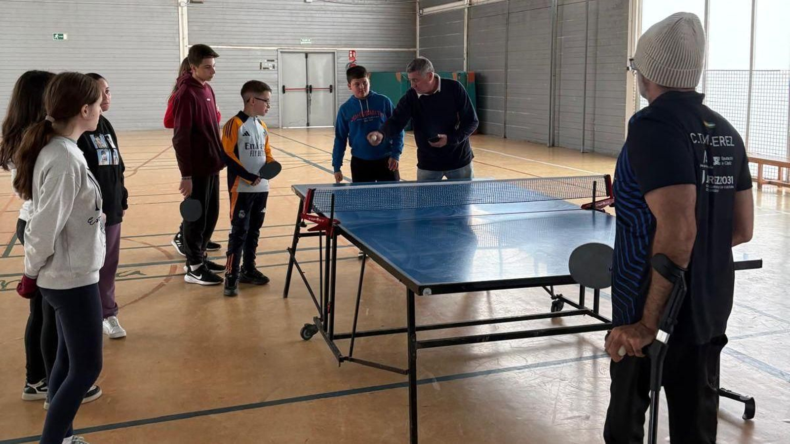 Sebastián Guerrero, presidente del CTM Jerez, explica a los alumnos del  IES La Campiña, técnicas del juego.