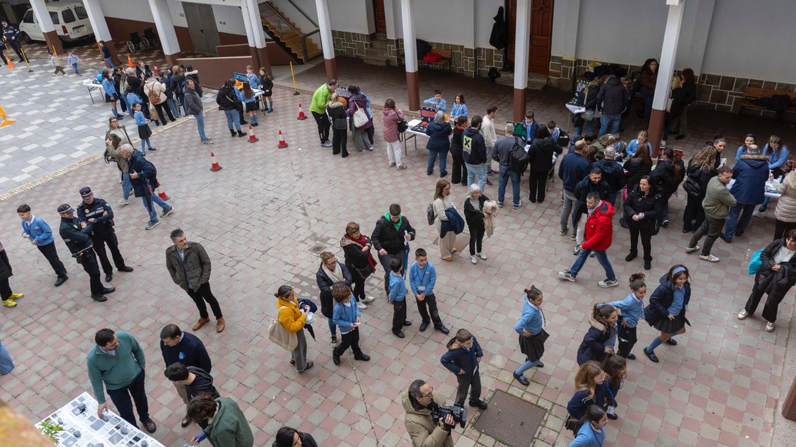Público en el patio prnicipal del colegio.