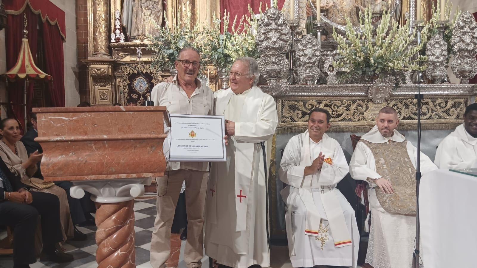 José Antonio Ortega, tras ser reconocido, junto al padre Felipe Ortuno.