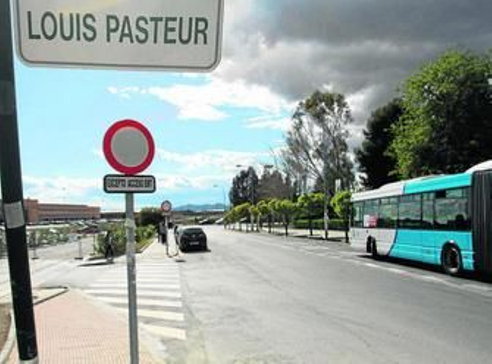 Un autobús de la EMT, en el bulevar Louis Pasteur. Un autobús de la EMT, en el bulevar Louis Pasteur.