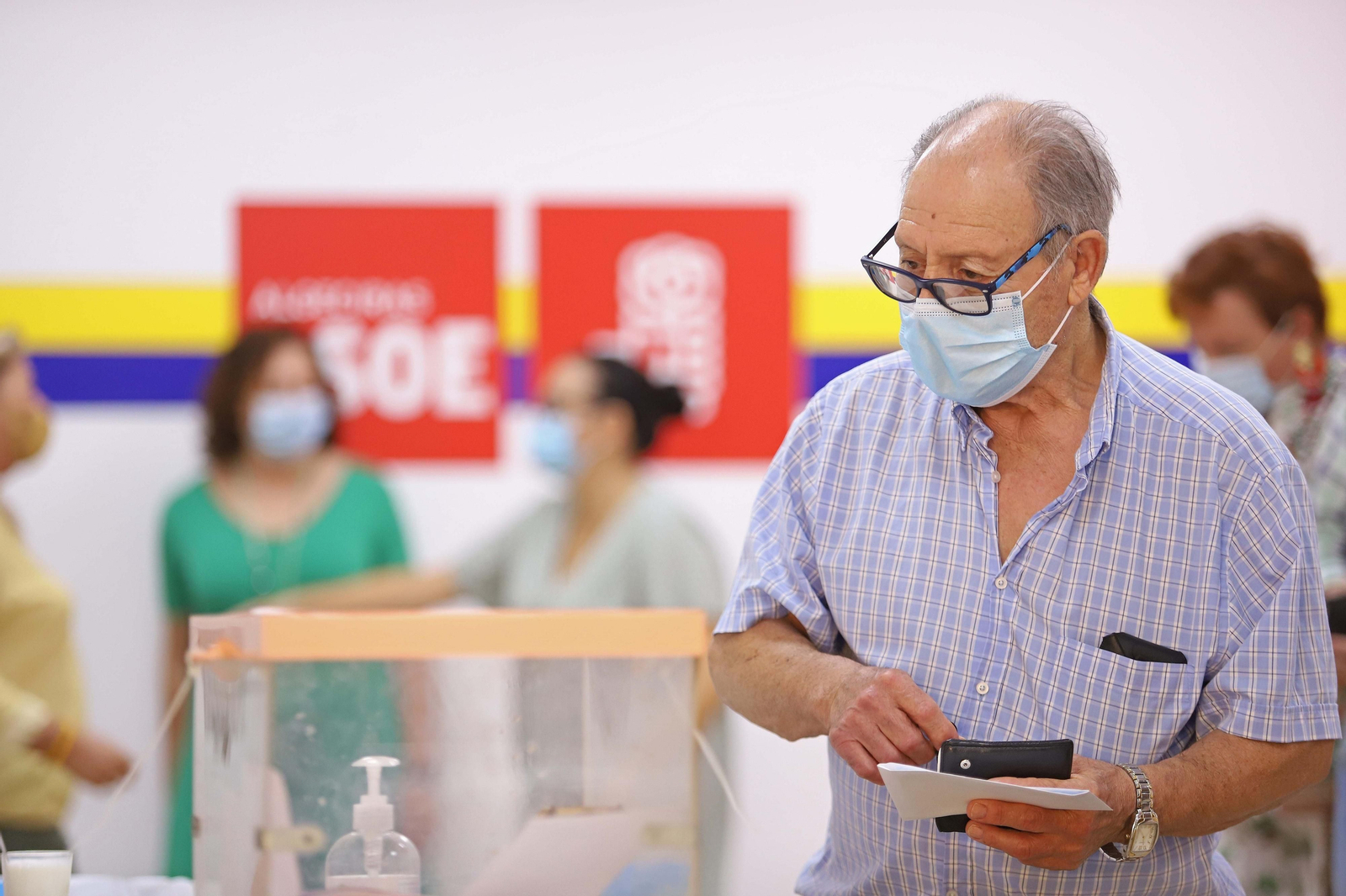 Varios militantes socialistas, este domingo, en la sede del PSOE en Algeciras.