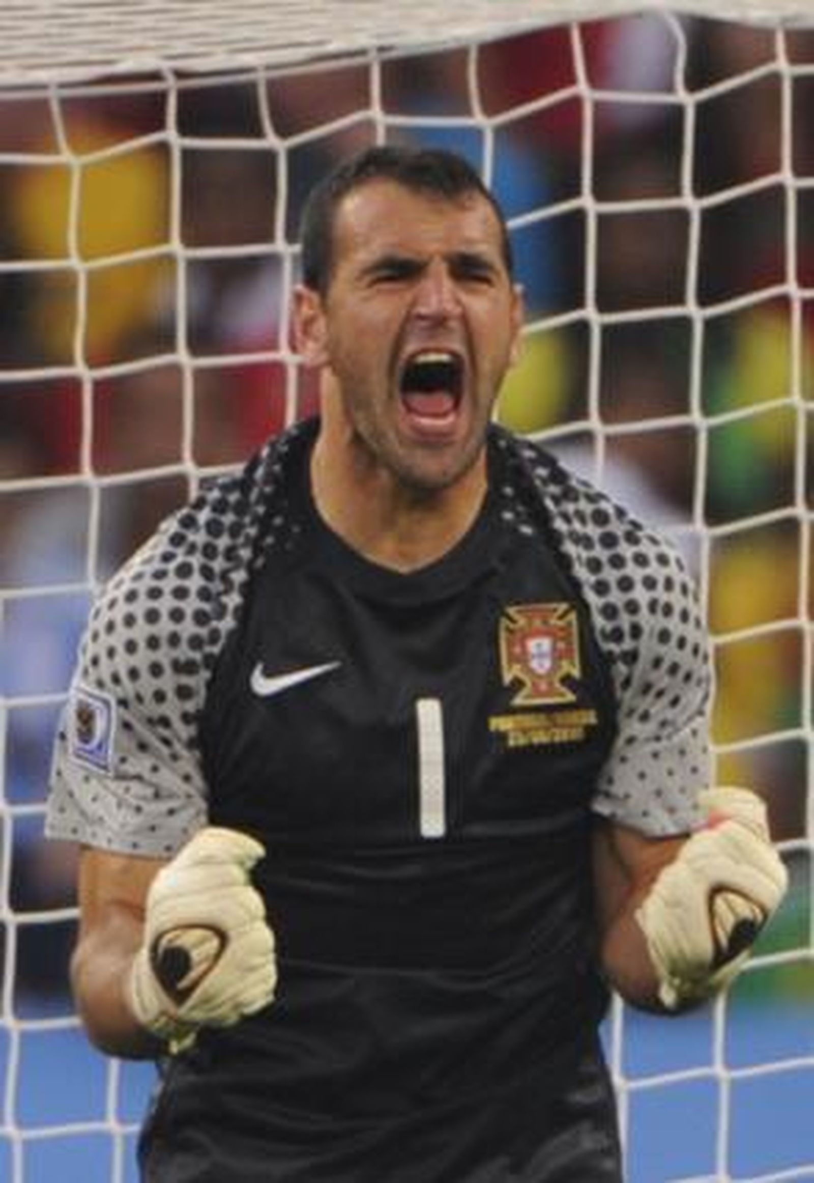 El meta portugués pide intensidad a su defensa. / Reportaje gráfico: EFE, AFP, Reuters.