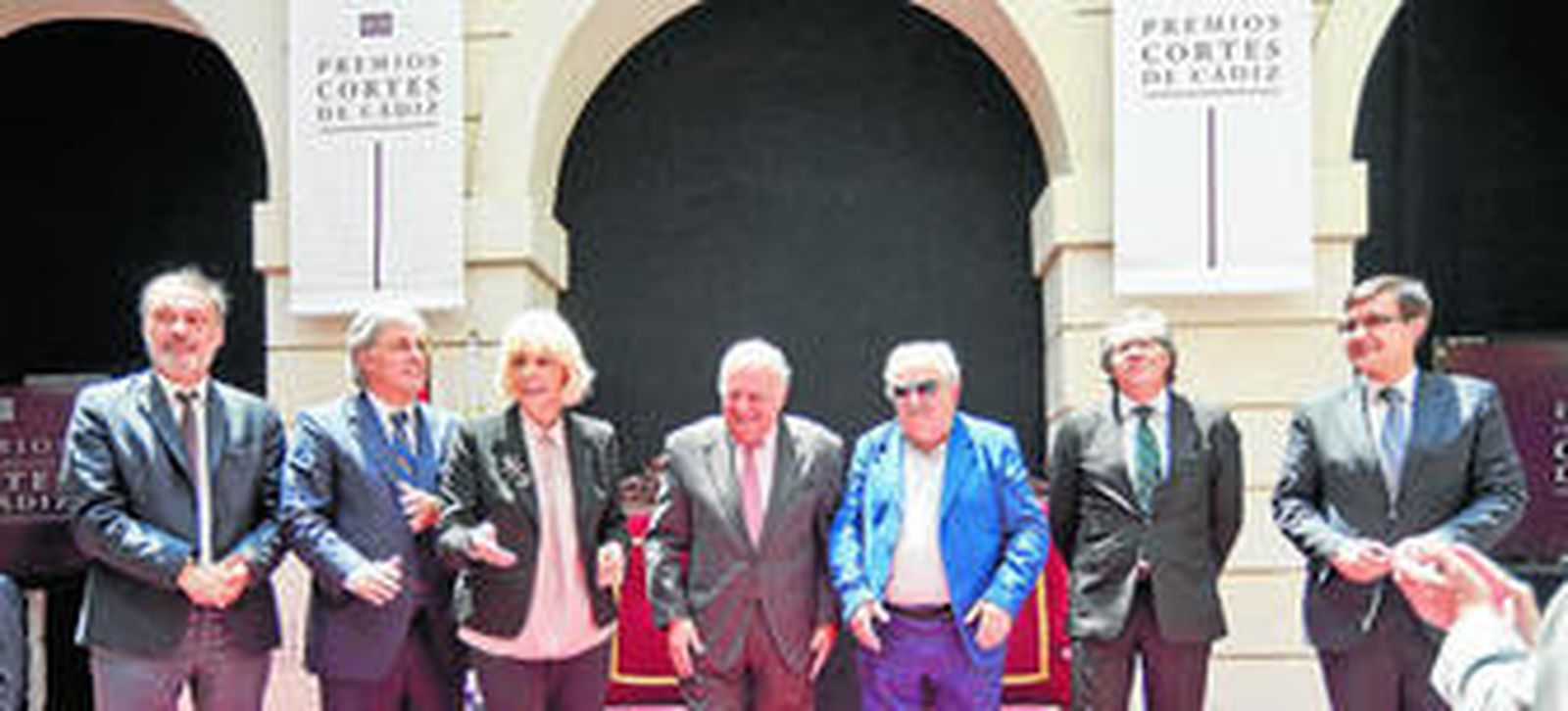 Foto de familia de José Mujica con la alcaldesa, el secretario iberoamericano, algunos ministros uruguayos y el secretario de Estado español.