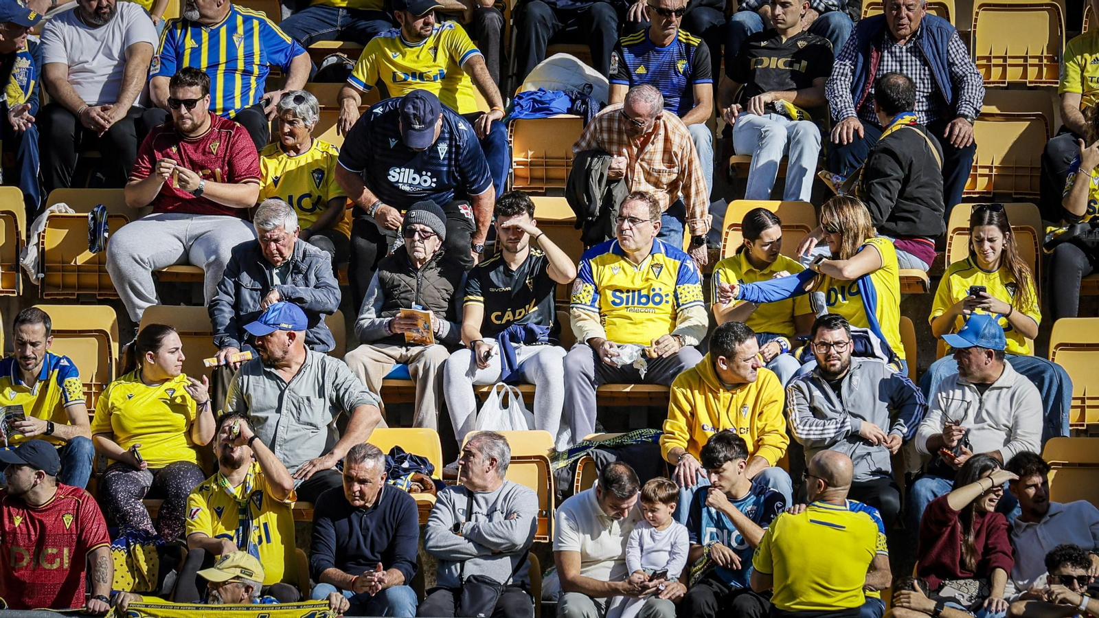 Búscate entre las imágenes del partido de fútbol Cádiz CF - Racing de Santander